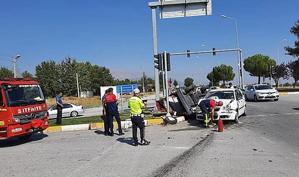 Yan yatan otomobildeki 3 kişi yaralandı