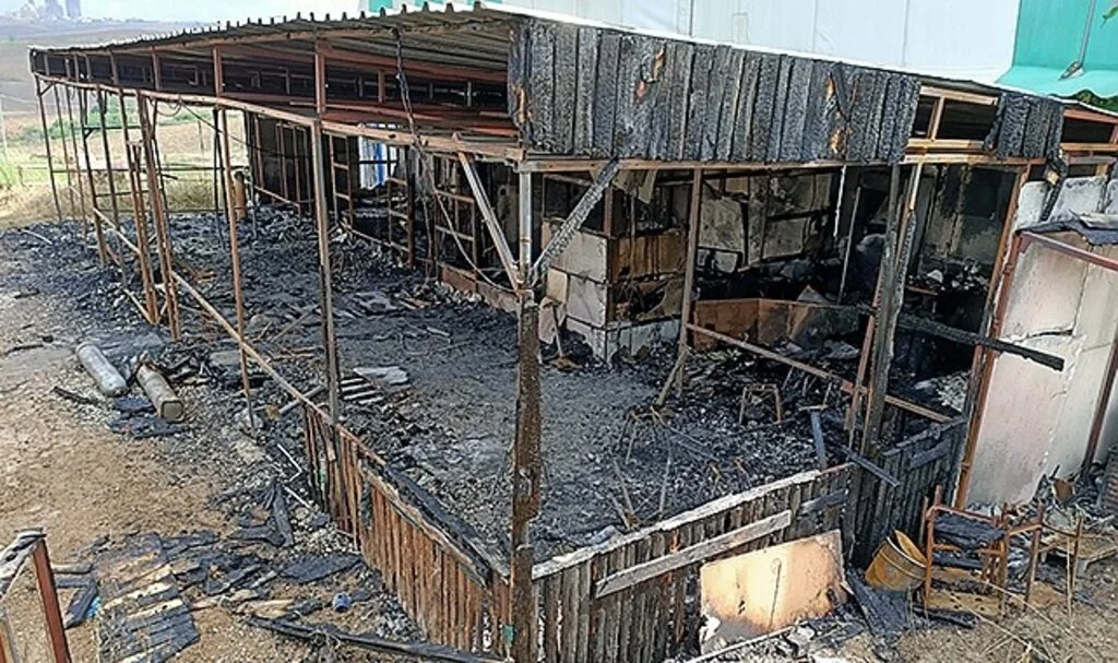 Yanan halı saha deposundan ceset çıktı