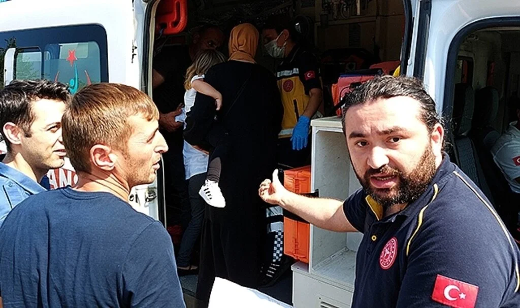 Yanan oğlunun hastaneye götürüldüğünü öğrendi, kazayı unutup ambulansa koştu