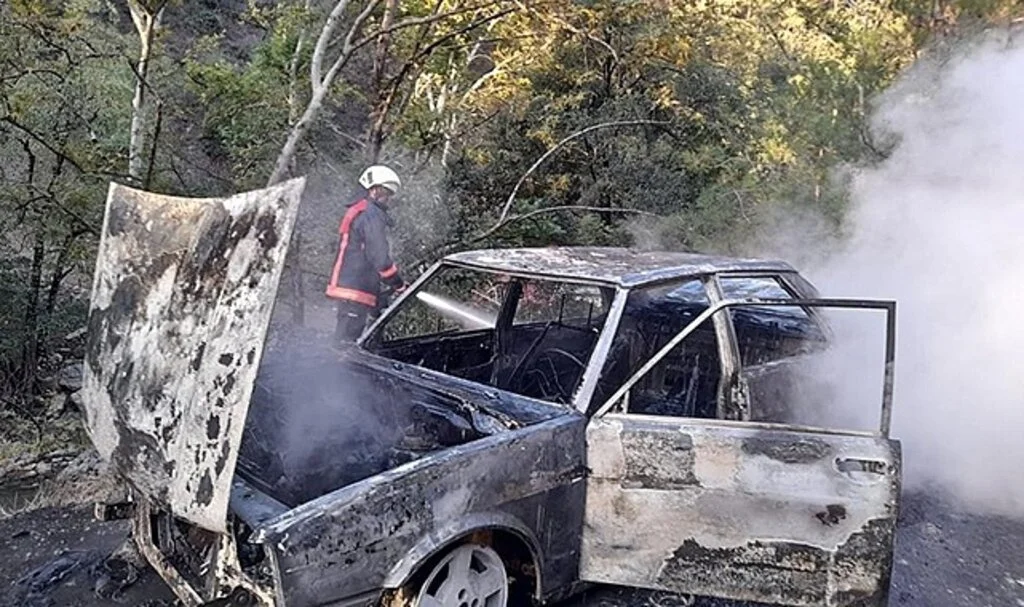 Yanan otomobil kullanılmaz hale geldi