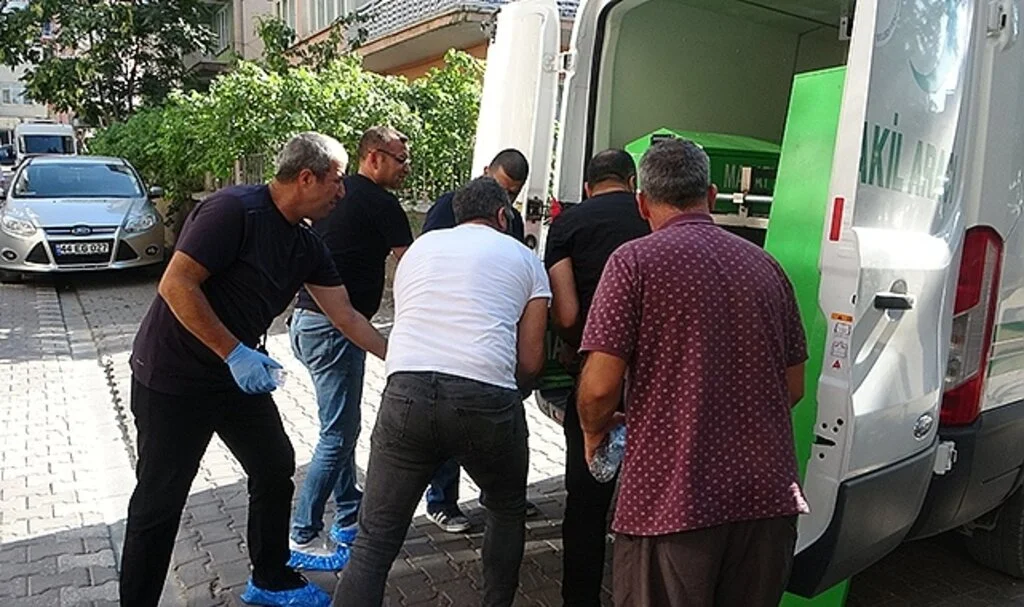 Yaşlı adam evinde ölü bulundu