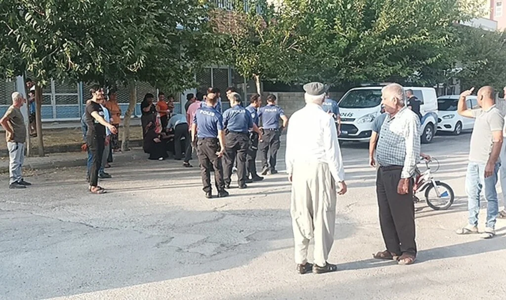Yaşlı adam sokak ortasında bıçaklandı