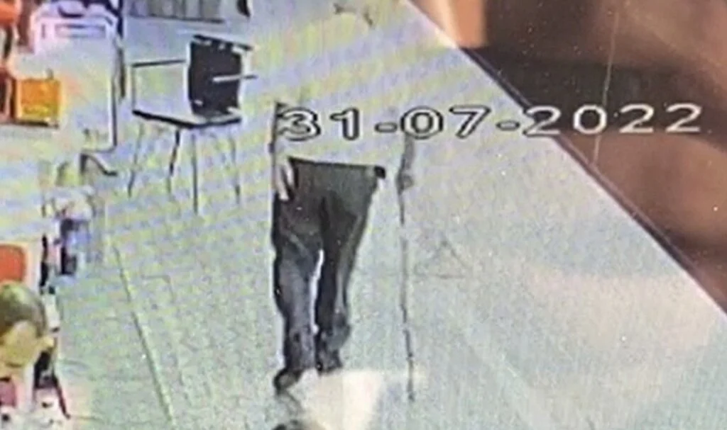 Yaşlı adamı bitkisel hayata sokan kaza kamerada: Elektrikli scooter yaşlı adama çarptı