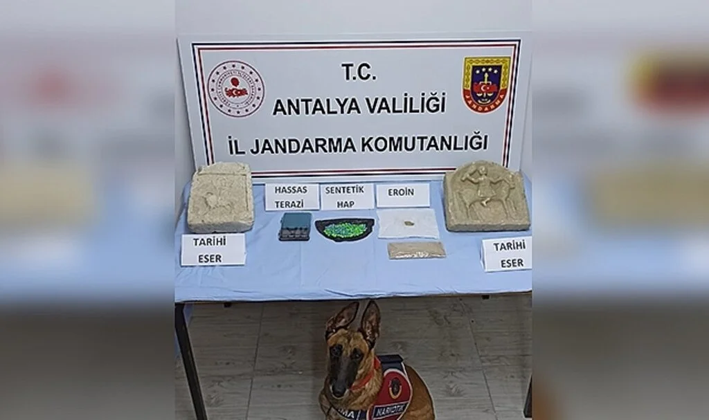 Yaşlı kadın evinde uyuşturucu ve tarihi eserle yakalandı