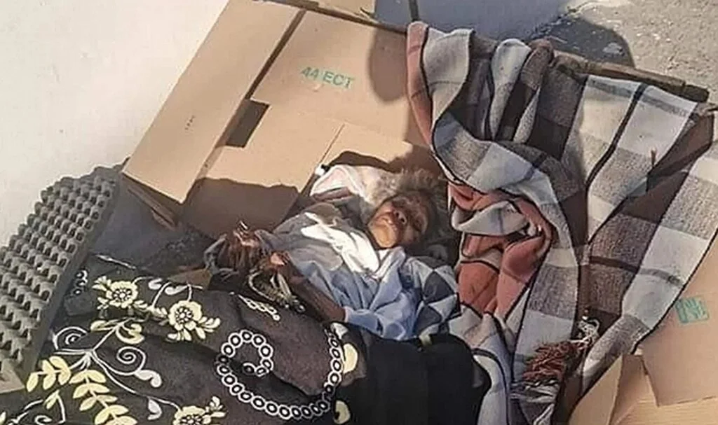 Yaşlı kadın, karton kutu içerisinde sokakta ölüme terk edildi
