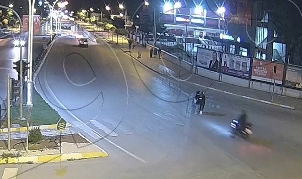  Yayaların arasına daldı, o anlar güvenlik kameralarına yansıdı