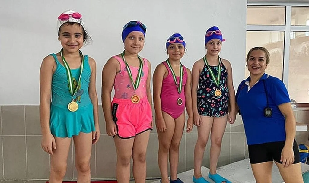 Yaz okulu yüzme şenliği ile sona erdi