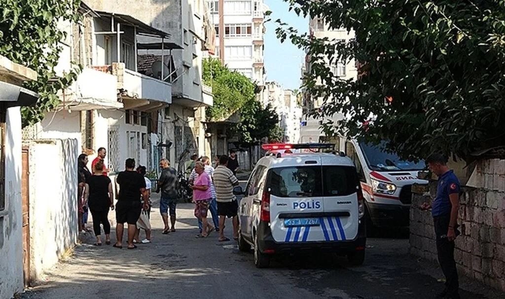 Yeni doğan bebeği tarlaya bırakmışlar