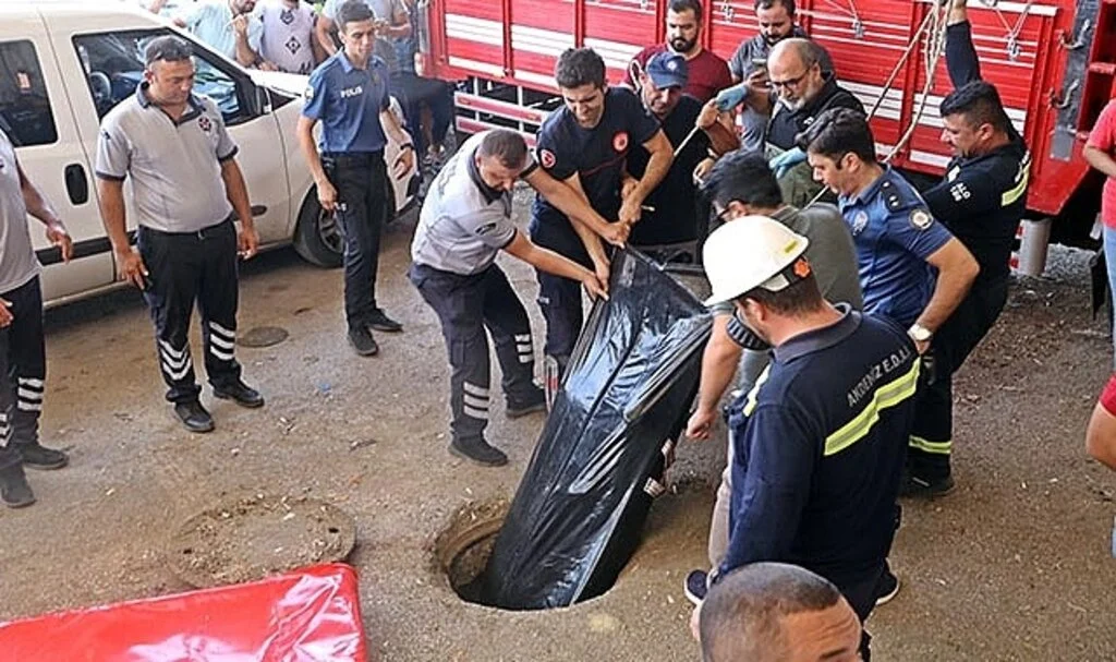 Yer altı şebeke hattına giren hırsızlık şüphelisinin feci sonu