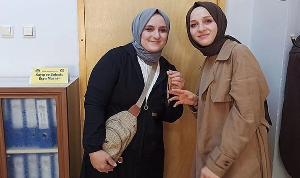Yerde bulduğu 60 bin lira değerindeki ziynet eşyasını sahibine teslim etti
