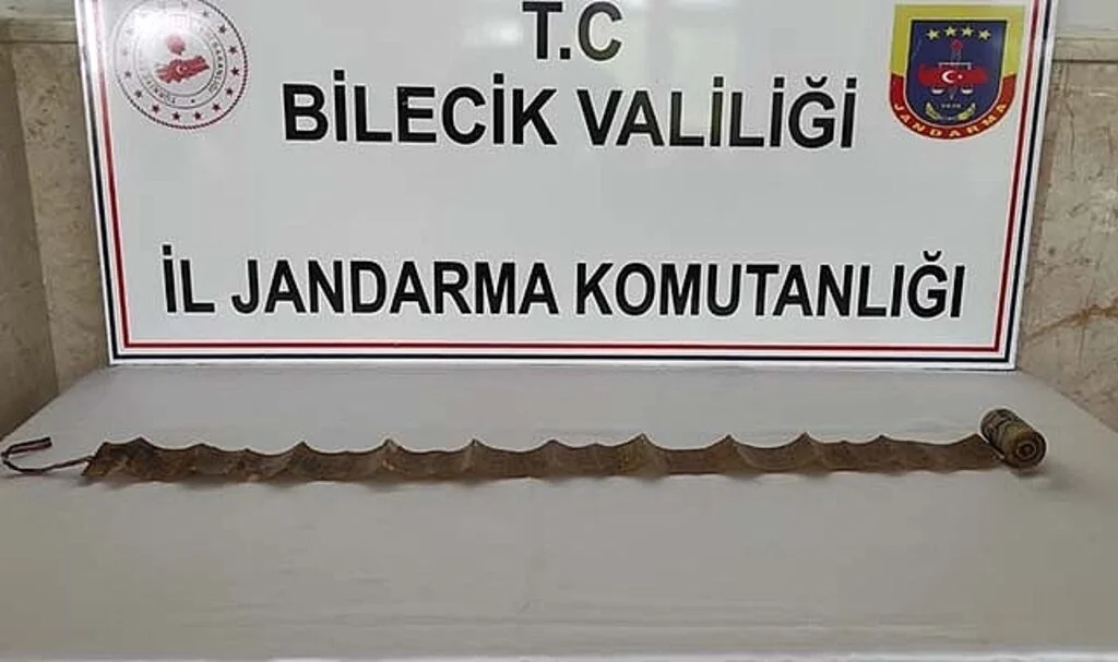 Yılan derisi üzerine yazılmış dini eser ele geçirildi