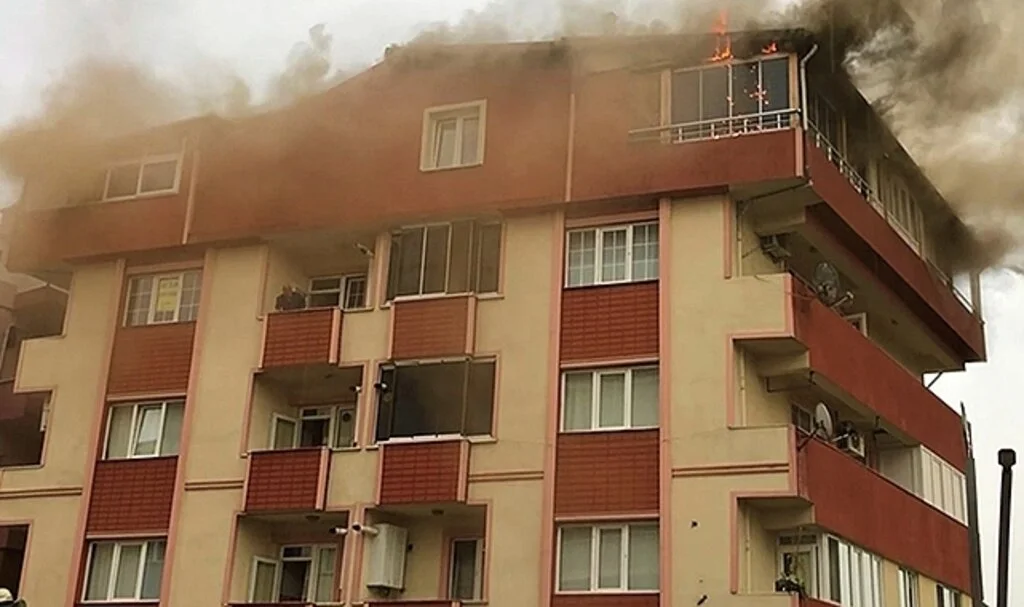 Yıldırımın düştüğü çatı katı alevlere teslim oldu