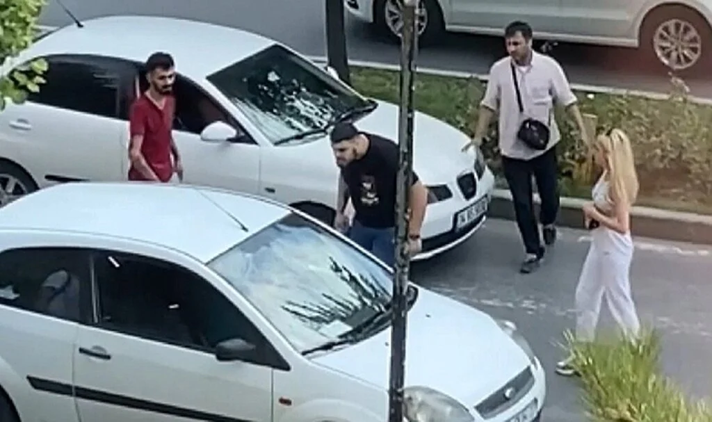 Yol vermediği için trafikte sopayla saldırdı