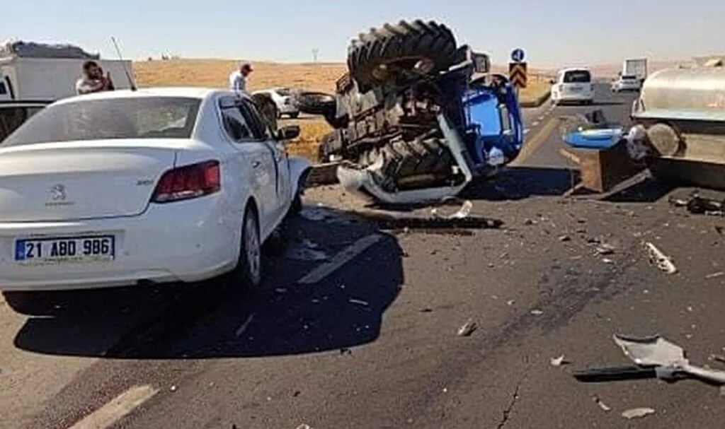 Yola çıkan traktöre otomobil çarptı: 3 yaralı
