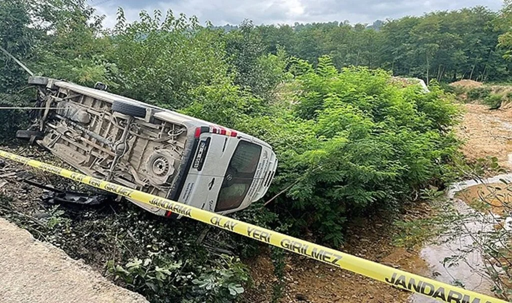 Yolcu minibüsü köprüden uçtu: 8 yaralı