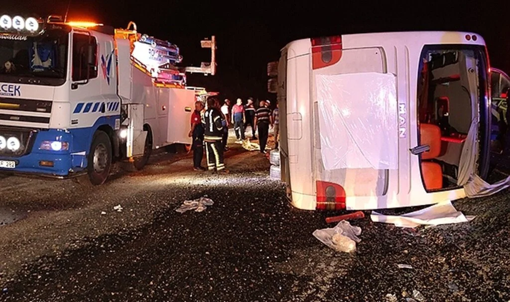 Yolcu otobüsü refüje devrildi: 2’si ağır 28 yaralı