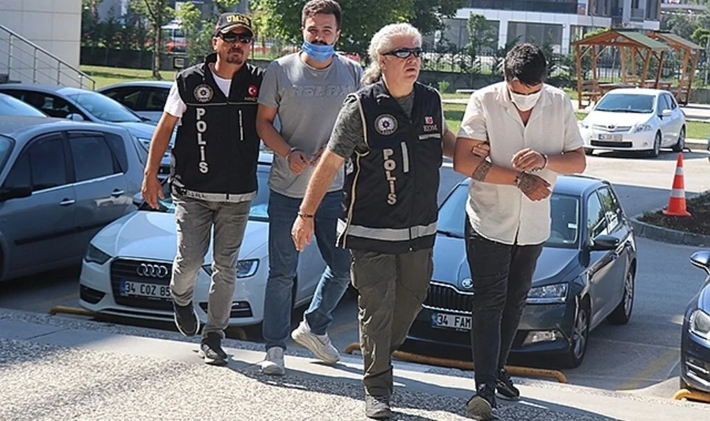 Yolcu otobüsünde 130 gram eroinle yakalanan 2 şüpheli tutuklandı