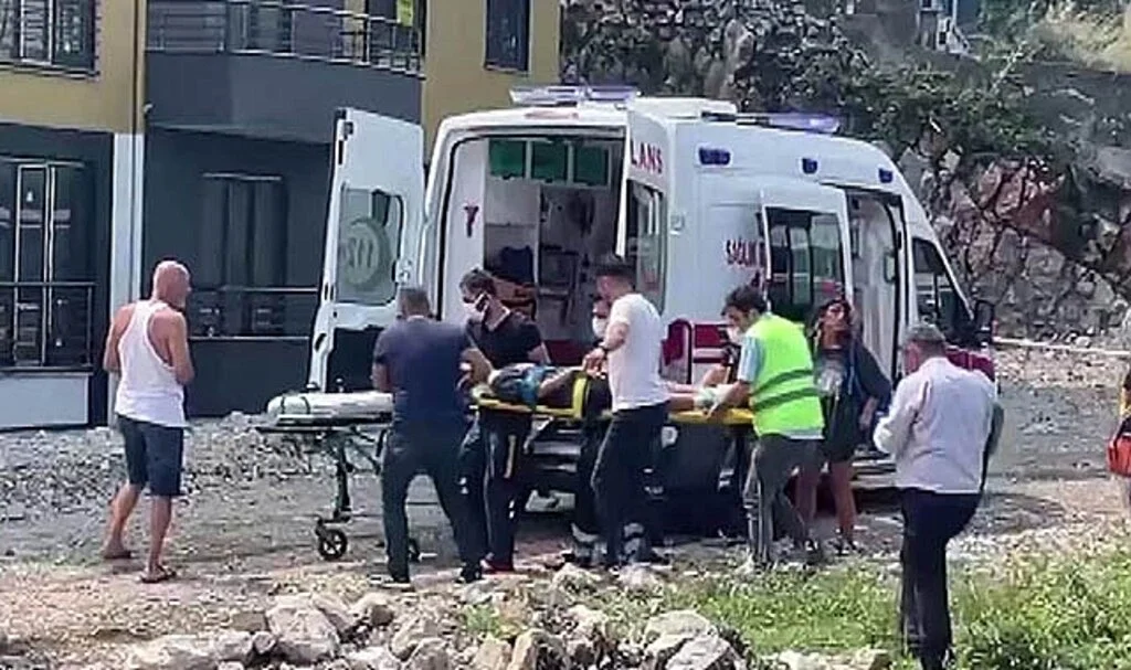 Yolcu treni raylarda yürüyen kıza çarptı