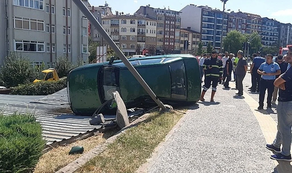 Yoldan çıkan otomobil, aydınlatma direğini devirerek otoparkın çatısına uçtu
