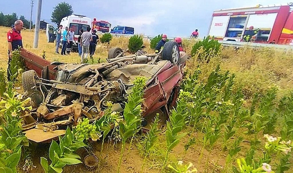 Yoldan çıkan otomobil tütün tarlasına uçtu