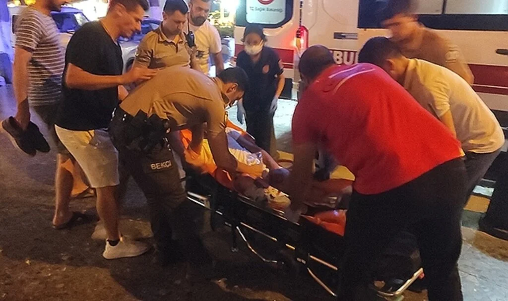Yoldan geçerken ayırmak istediği kavgada bacağından vuruldu