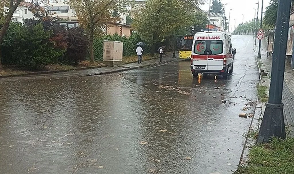 Yollar göle döndü: 1 araç mahsur kaldı, yolcu fenalaştı