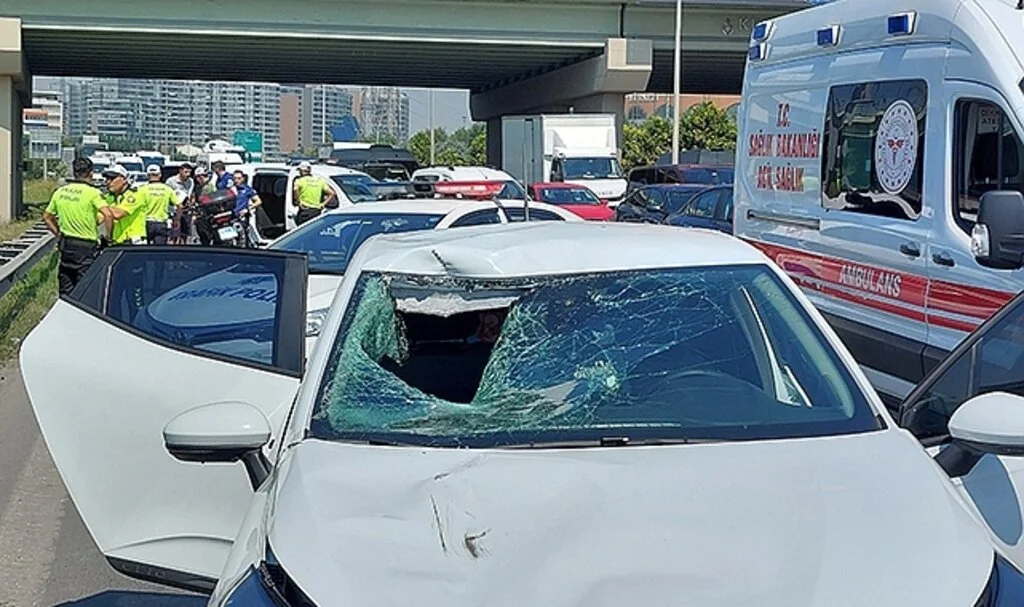 Yolun karşısına geçen adama otomobil çarptı: 1 ölü