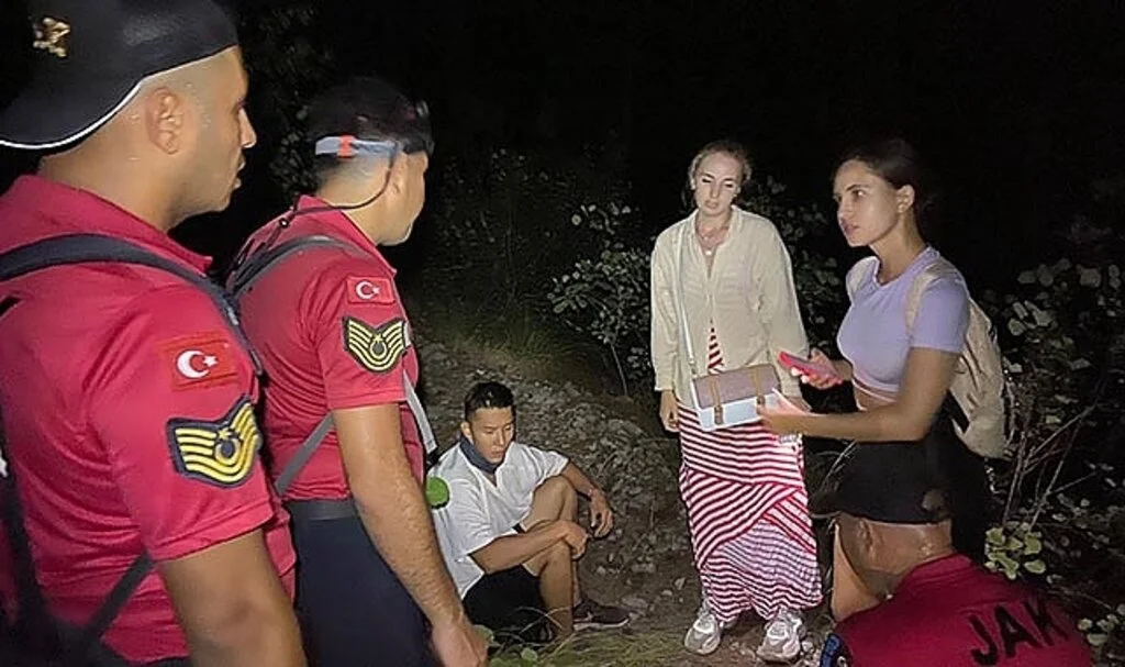 Yolunu kaybedip dağda mahsur kalan 3 turist jandarma tarafından kurtarıldı