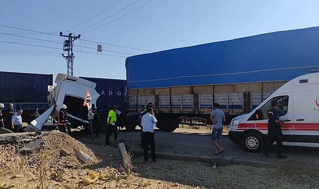 Yük treni ile tır çarpıştı:1 yaralı