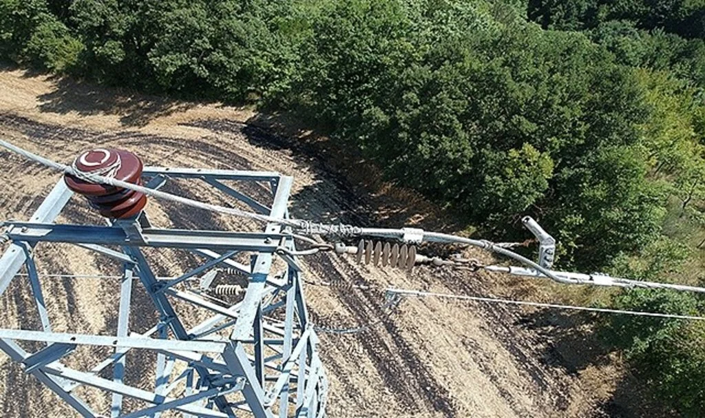 Yüksek gerilime kapılan karga az daha köyü yakacaktı