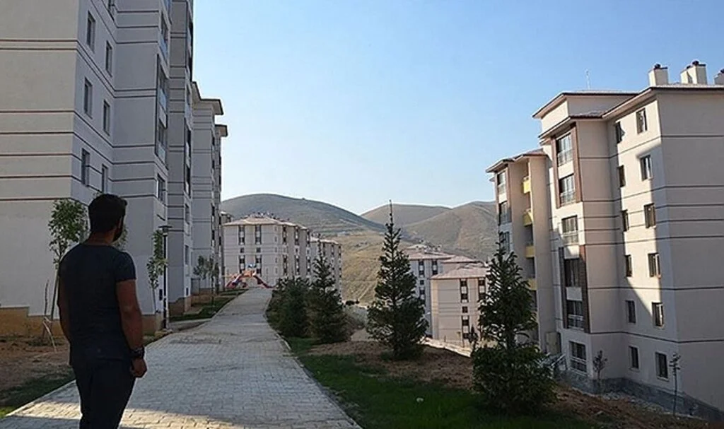 Yüksekova'da terör mağduru aileler yeni yuvalarına kavuşuyor! PKK yıktı Devlet yaptı