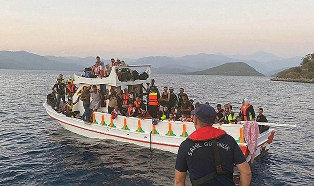 Yunanlılar balıkçı teknesinde 65 göçmeni geri itti
