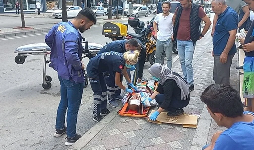 Yürürken dengesini kaybetti, kafasını kaldırıma çarparak yaralandı