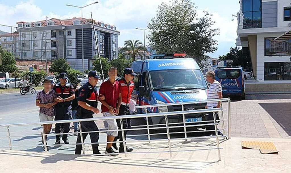 Yüzlerini gizlemeye çalışsalar da yakalandılar