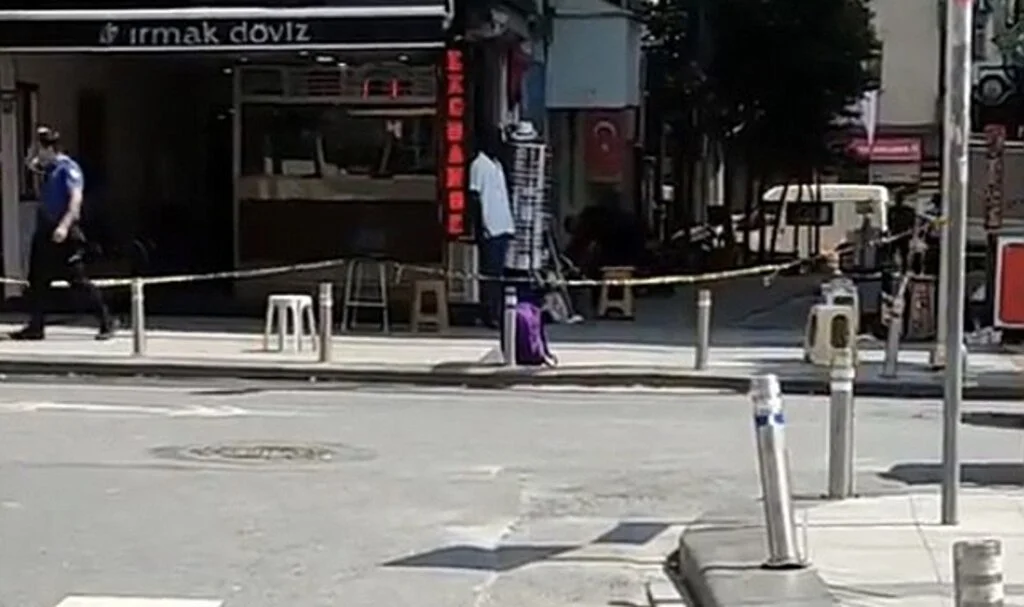 Zeytinburnu’nda unutulan çanta polisi alarma geçirdi