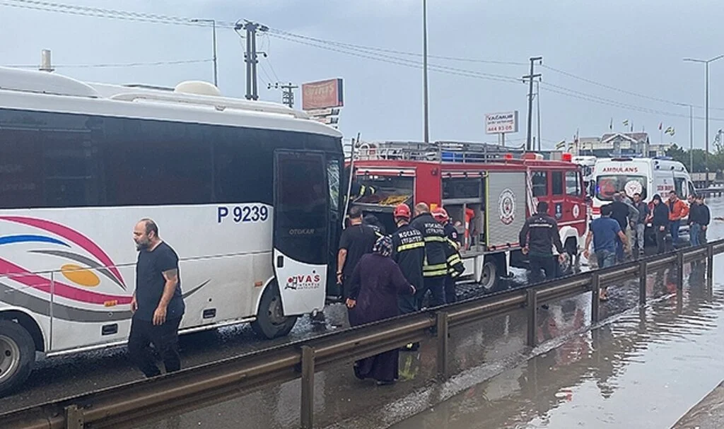 zincirleme kaza, araçta sıkışan sürücüyü itfaiye ekipleri kurtardı