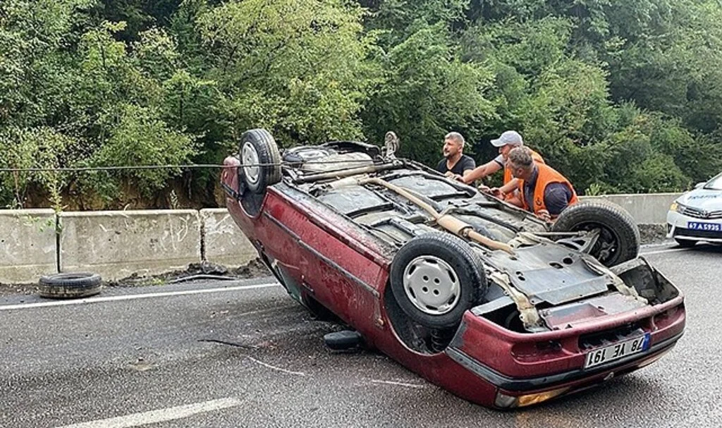 Zonguldak'ta devrilen otomobildeki 2 kişi yaralandı