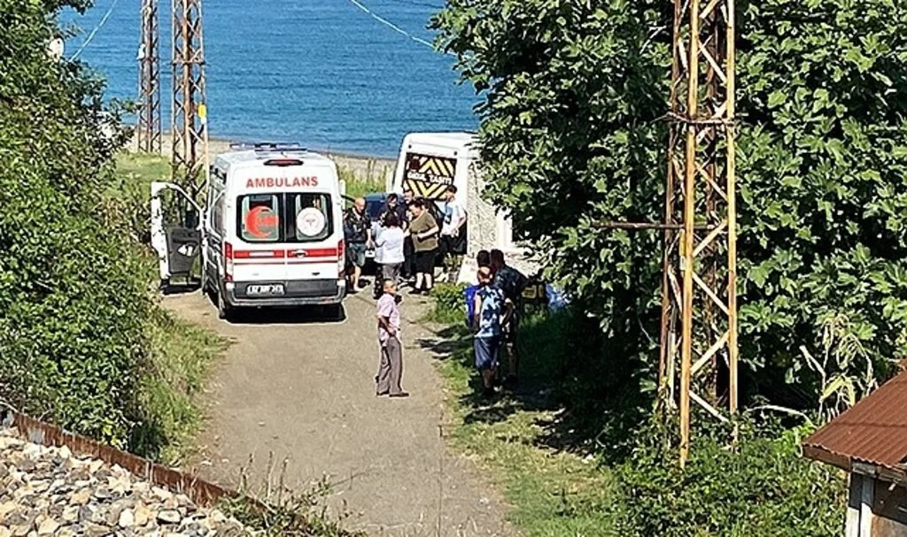 Zonguldk'ta 13 yaşındaki Yavuz, denize kaçan topunu alırken kalp krizinden öldü