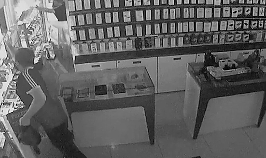 1 ay önce işe girdi, toplam 150 bin TL'lik telefon ve kasadaki paraları çalarak kayıplara karıştı