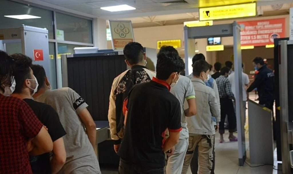 122 düzensiz göçmen sınır dışı edildi