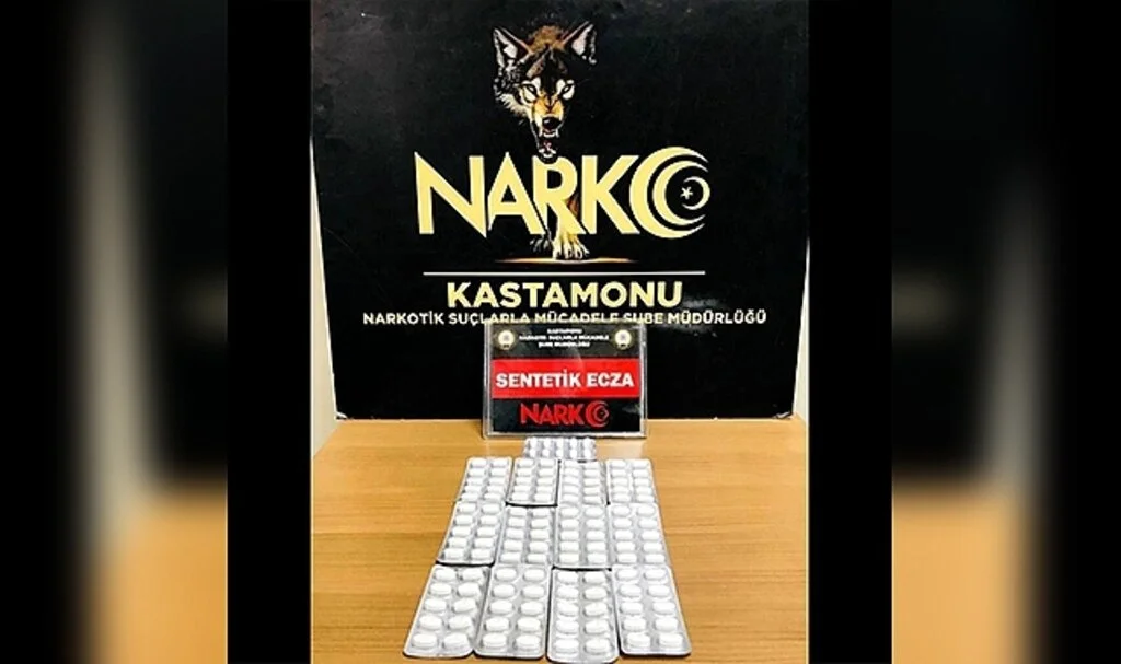 130 adet sentetik hap ile yakalanan şahıslar gözaltına alındı