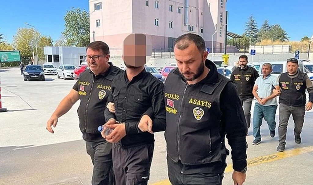 2 akrabasını öldürdüğü iddia edilen 3 şüpheli sağlık kontrolünden geçirildi