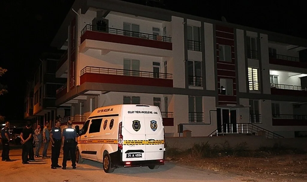 2 çocuk annesi kadın kocası tarafından 20 bıçak darbesiyle öldürüldü