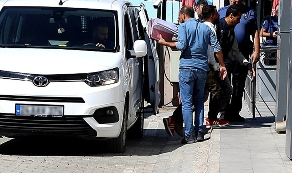 2 çocuk annesi karısını öldüren zanlı adliyeye sevk edildi