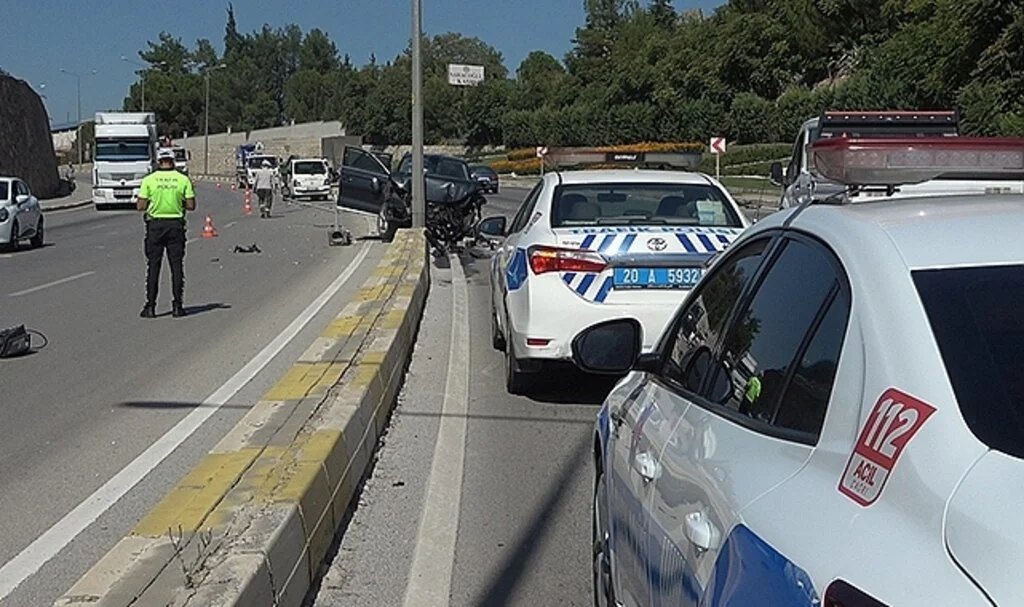 2 direği deviren lüks araç 3.'ye takılıp kaldı