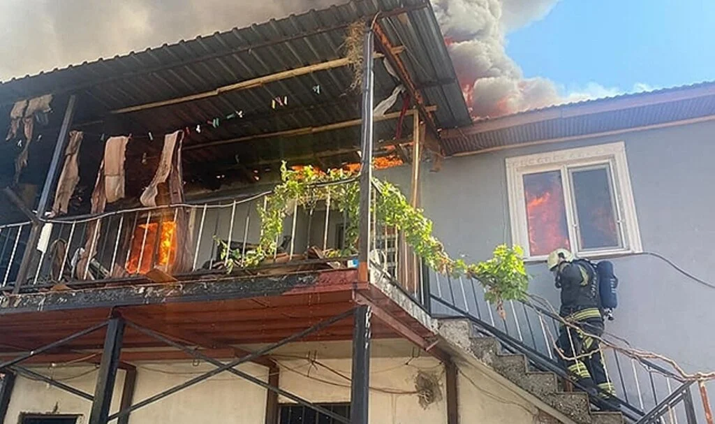 2 katlı ev alevlere teslim oldu