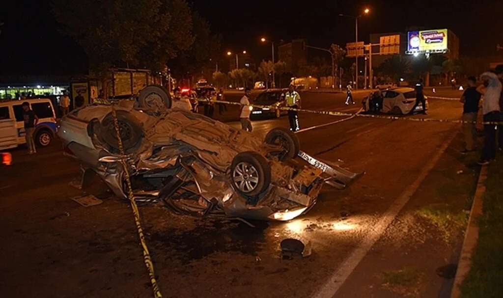 2 otomobil çarpıştı: 1 ölü, 4 yaralı