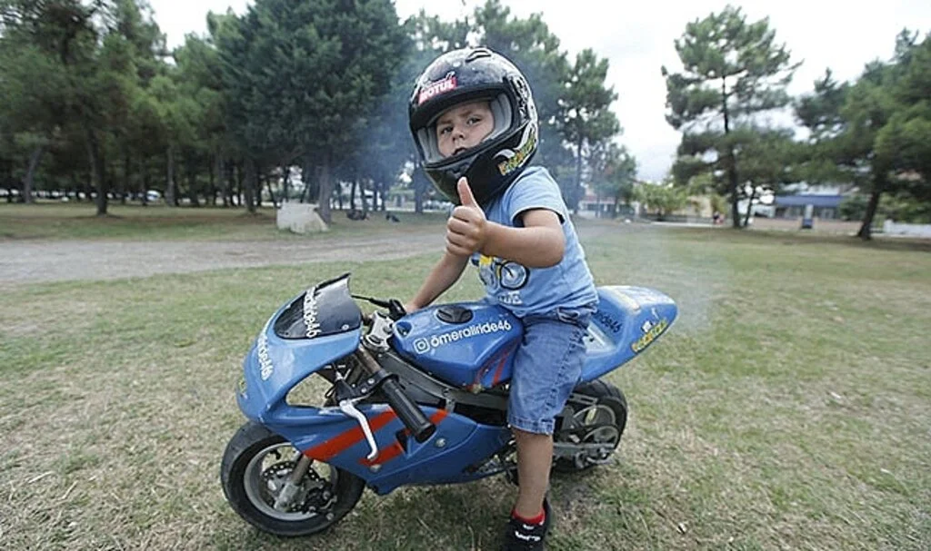 3,5 yaşındaki Ömer Ali küçük motosikletini ustaca kullanıyor