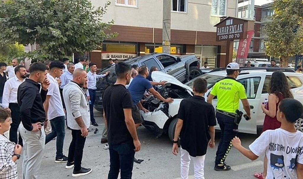3 araca çarparak caddeyi savaş alanına döndürdü