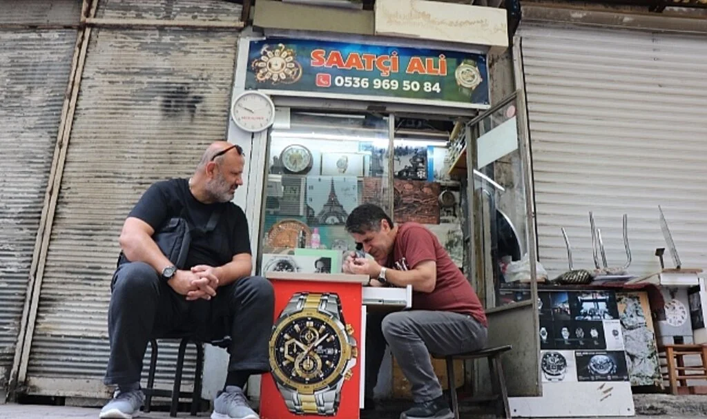 35 yıldır 1 metrekarelik dükkandan ekmeğini çıkarıyor
